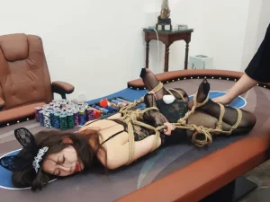 Chồng kìm nén lén nhìn vợ ăn vụng với khách hàng